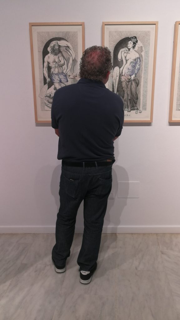 Una persona contempla dos obras de la muestra colectiva 'Itineraria'