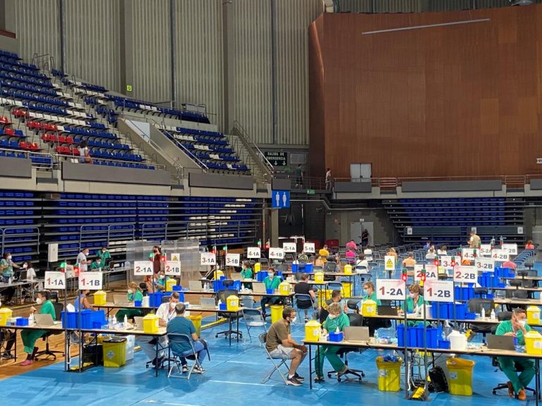 Casi la mitad de los jóvenes entre 20 y 29 años tiene, al menos, una dosis de la vacuna contra la COVID-19