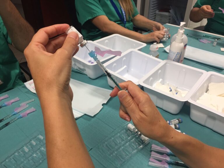 Sanidad activa un sistema de vacunación sin cita para residentes en Gran Canaria y Tenerife mayores de 18 años