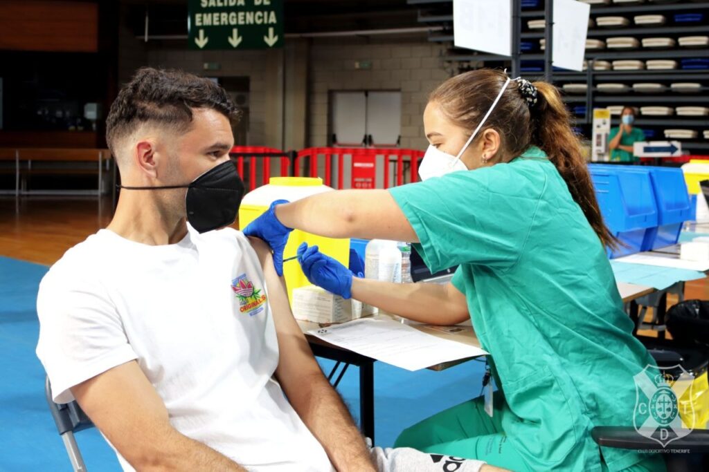 Los jugadores de CD Tenerife se vacunan