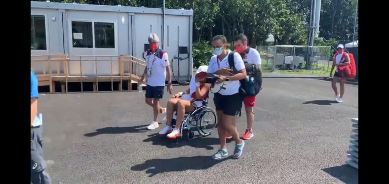 Paula Badosa se retira en silla de ruedas de cuartos por un golpe de calor