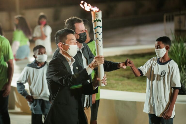 El relevo de la antorcha finaliza en Tokio antes de encender el pebetero