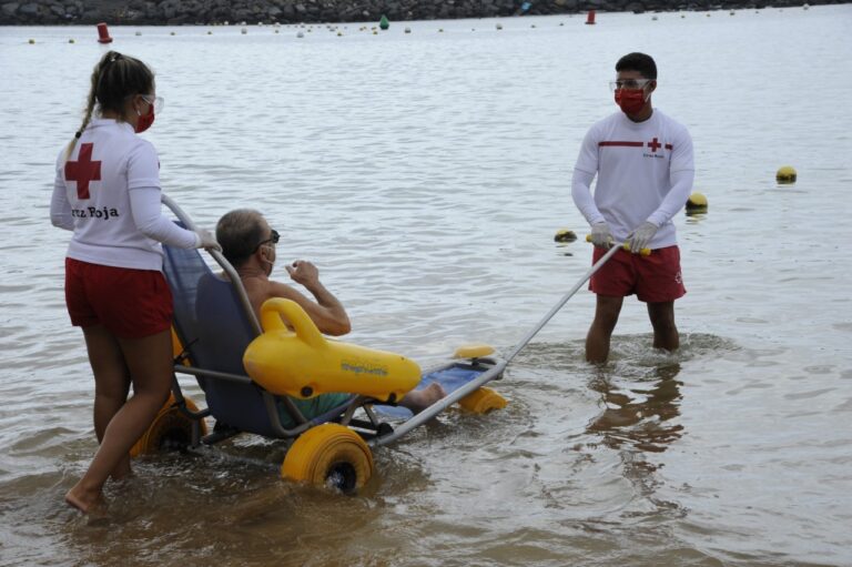 Un total de 235 efectivos de Cruz Roja vigilarán 44 zonas de baño en Canarias