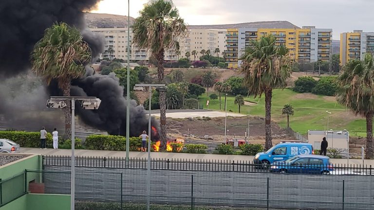 Una guagua se incendia frente al Hospital Doctor Negrín