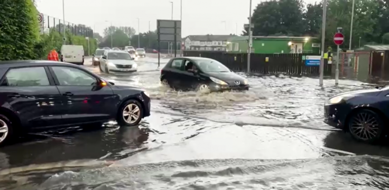 La lluvias torrenciales inundan varios hospitales de Londres y el sur de Inglaterra