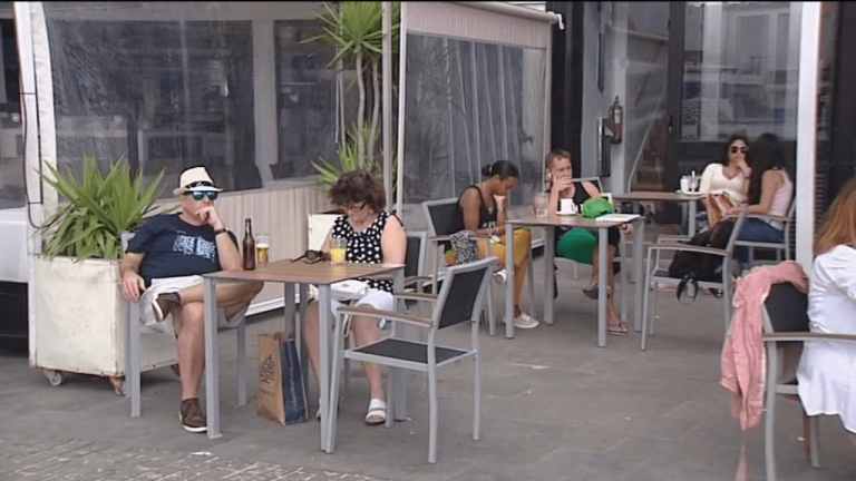 Canarias estudia pedir pruebas covid para acceder a restaurantes como Galicia