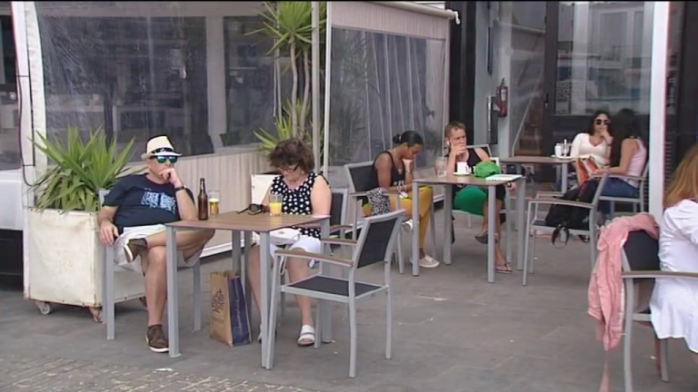 Detectan un brote en un almuerzo de fin de curso en una terraza en Tenerife con 5 positivos