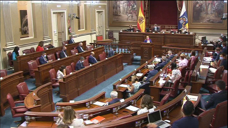 La oposición cree que Torres se «rinde» ante Madrid en el conflicto con el REF