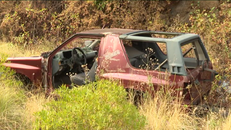 Neveras, electrodomésticos y camas abandonados en el barranco