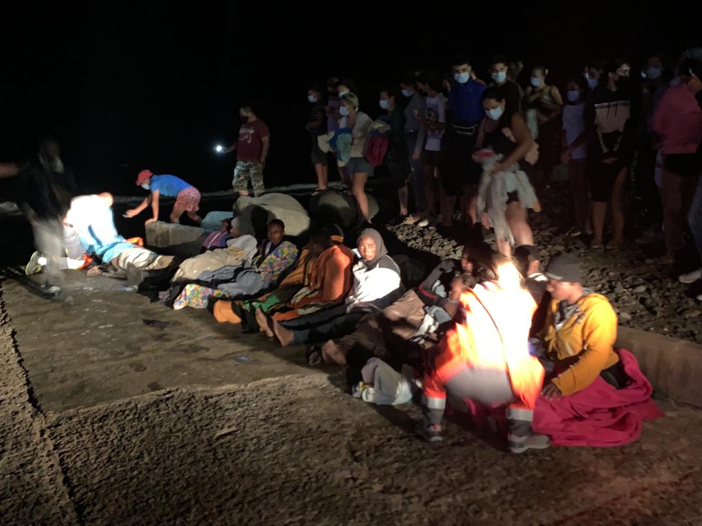 Trasladan al hospital a ocho migrantes que llegaron al Castillo del Romeral