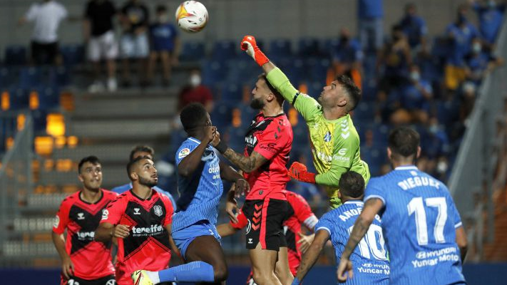 Corredera da la victoria al CD Tenerife en el minuto 94 (1-2)