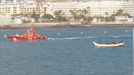 Llega un cayuco a Los Cristianos con 65 migrantes