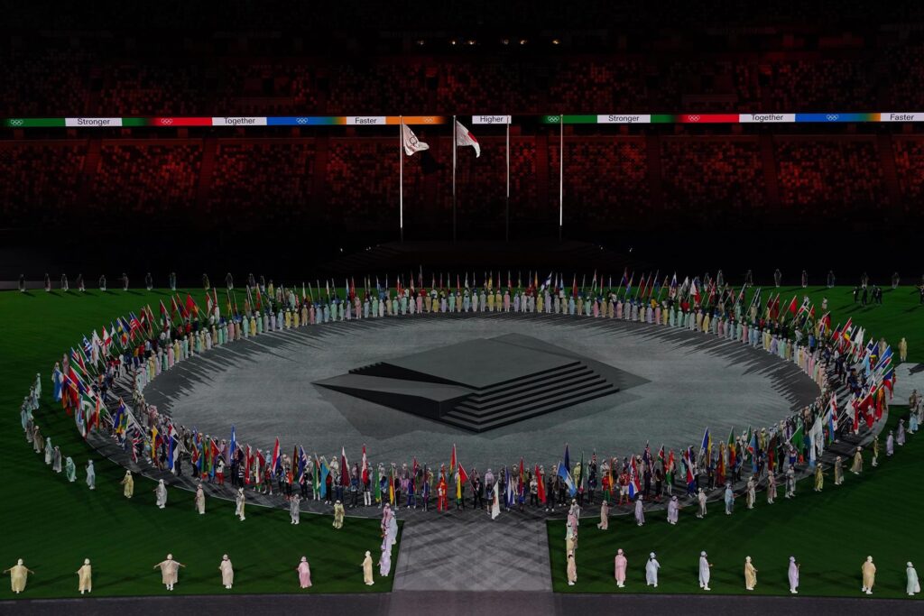 La karateca Sandra Sánchez, medallista de oro en kata, ha sido la única abanderada del equipo español en la Ceremonia de Clausura. Fotografía de EFE 