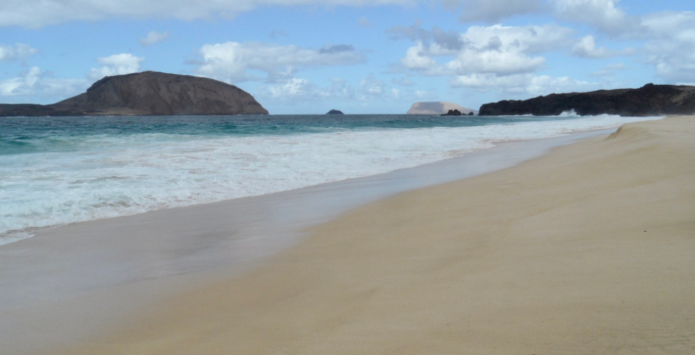 Playa de Las ConchasEstas son las multas por llevarse arena o piedras de las playas