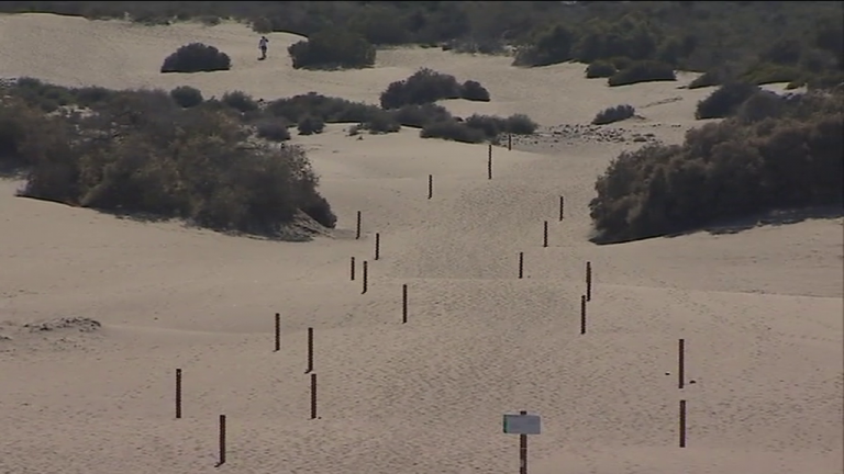 Miles de personas incumplen los límites permitidos en las Dunas de Maspalomas