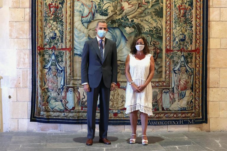 Felipe VI asegura que «las cosas van mejor» en lo sanitario y en lo económico