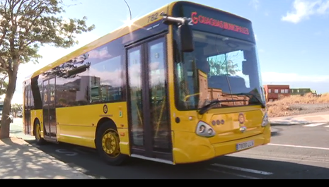 Una guagua amarilla emblemática de Las Palmas de Gran Canaria circula estos días por Santa Cruz de Tenerife