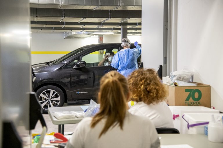 Canarias suma 871 nuevos positivos mayores de 60 años y nueve fallecidos
