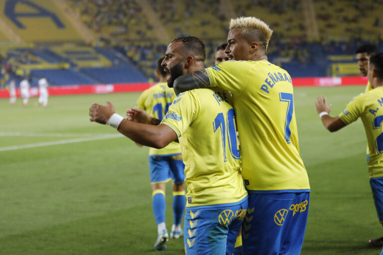 El CD Tenerife empieza la liga con victoria y Las Palmas con un empate