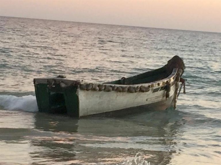 La llegada de los migrantes del cayuco rescatado al suroeste de El Hierro se prevé para esta tarde