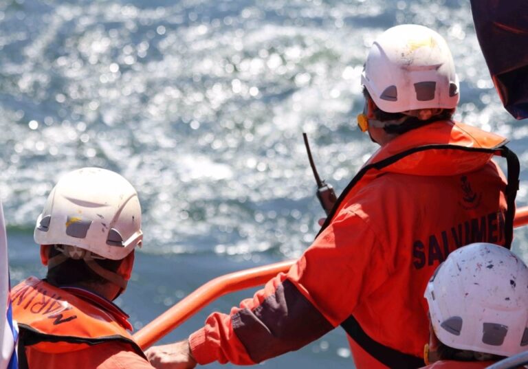 El barco de Salvamento regresa a Canarias, al no ver el avión al cayuco