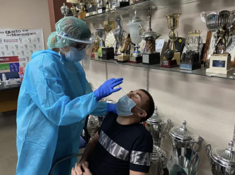 Un positivo en el CD Mensajero obliga a entrenar a los jugadores vacunados con pauta completa