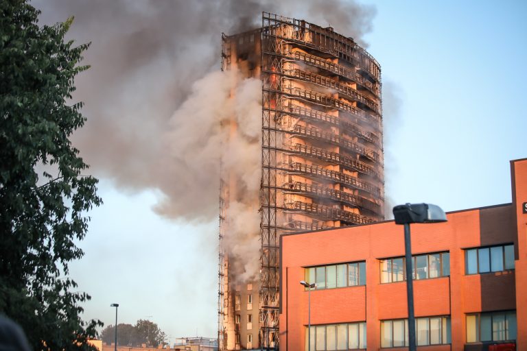 Un incendio consume una torre de 20 plantas en Milán