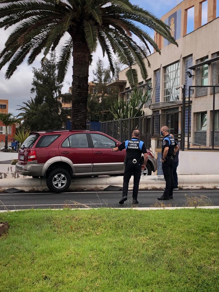 El conductor de un camión está grave tras saltarse la mediana de la GC-1