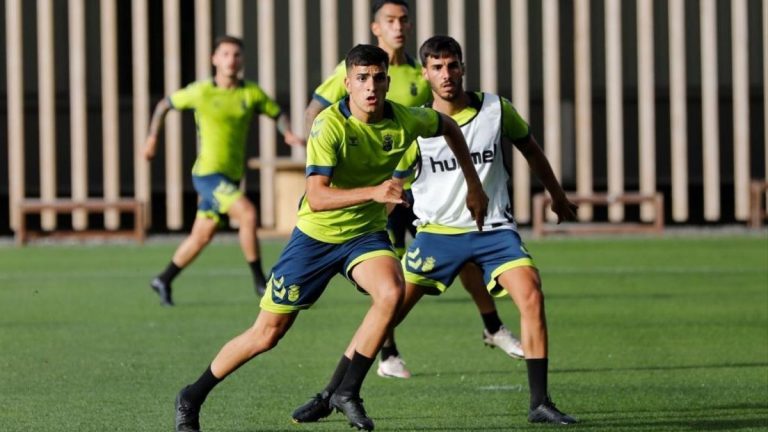 El delantero canterano Alejandro García da positivo por covid-19