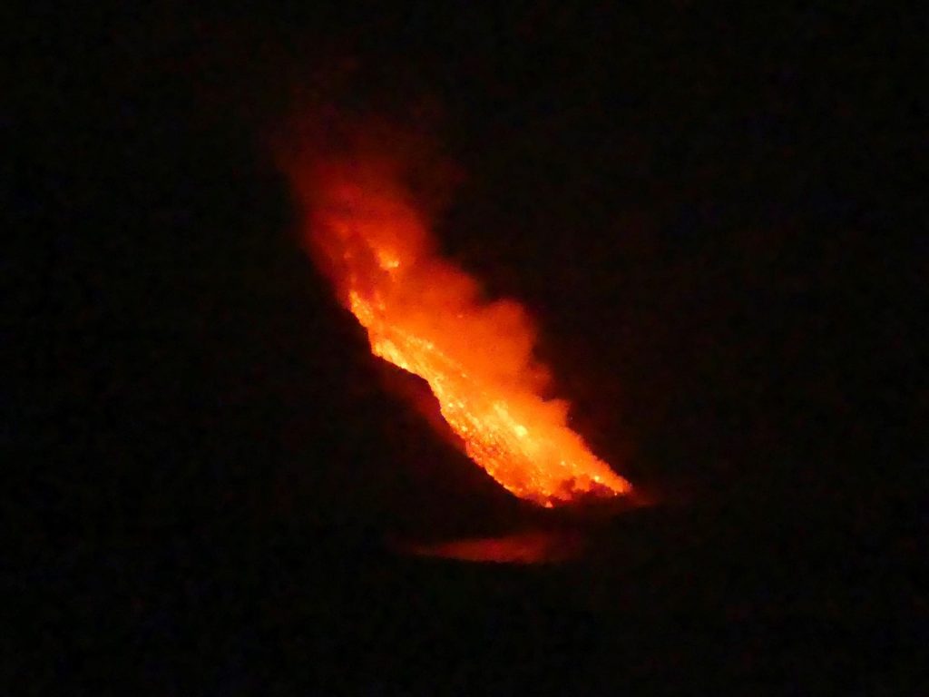 La lava llega al mar