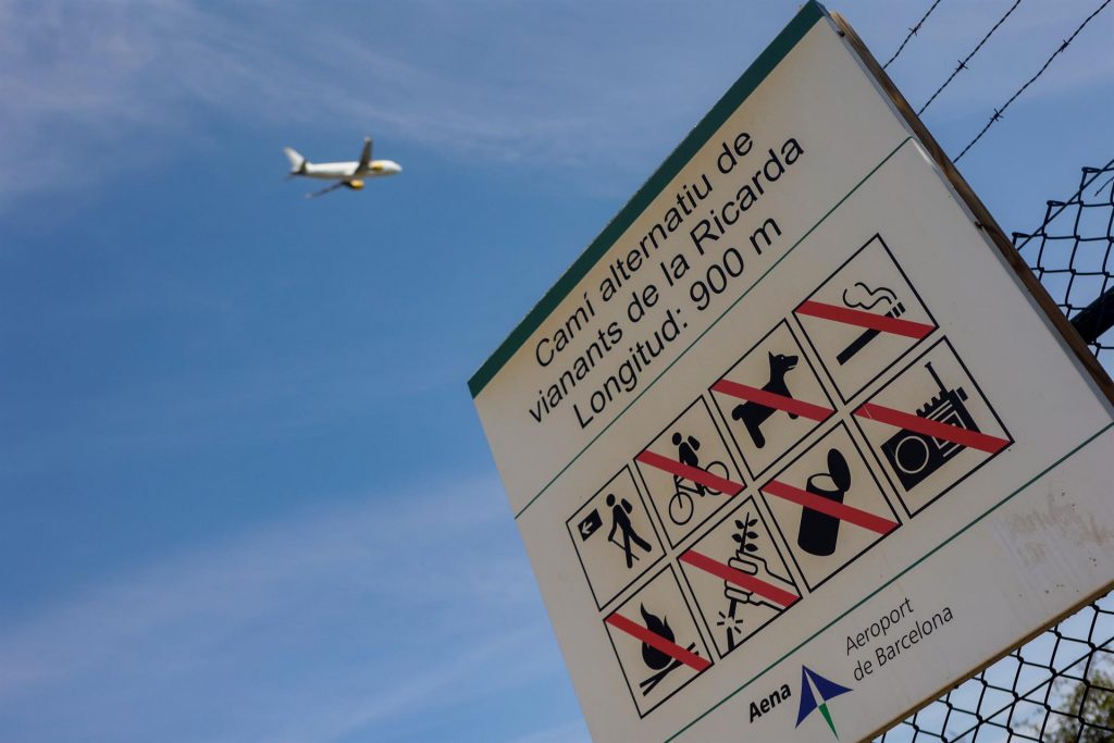 La tormenta paraliza El Prat durante unas horas y obliga a desviar 24 vuelos