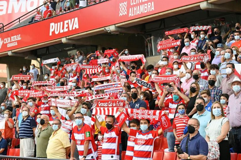 Darias llama a los clubes a vigilar el uso de mascarillas en los estadios