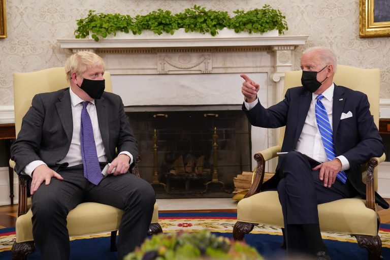 Biden y Johnson aplauden su alianza en materia de defensa con Australia