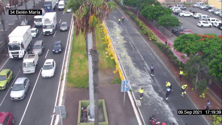 La caída de la carga de un camión provoca retenciones en Las Palmas de Gran Canaria