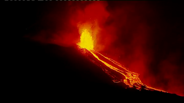 El material expulsado por el volcán supera en una semana a lo expulsado por el Teneguía