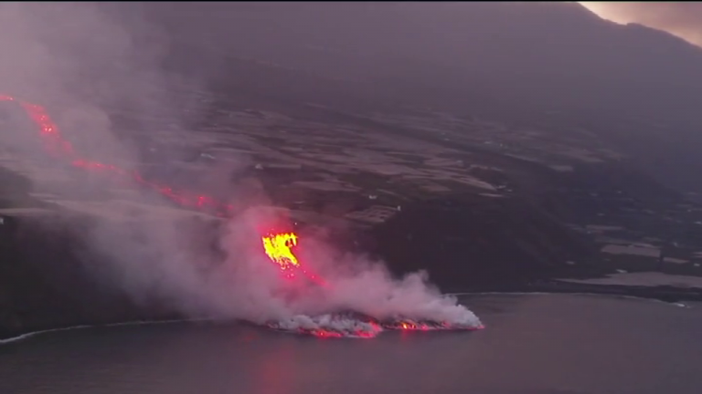 La columna de gases está retenida en la zona de contacto de la lava y el mar