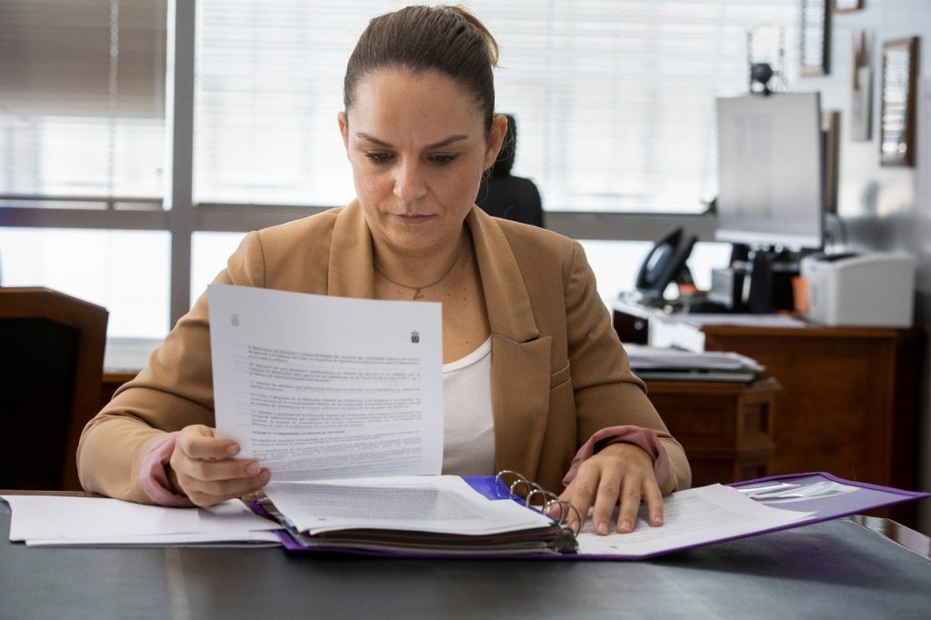 l Consejo General de Servicios Sociales aprobó este viernes por mayoría el anteproyecto de la Renta Ciudadana de Canarias, requisito previo para su traslado al Consejo de Gobierno y su posterior remisión al Parlamento de Canarias para su debate y posterior aprobación. Esta herramienta diseñada por el área de Derechos Sociales, en colaboración constante con todos los actores sociales, es una de las "grandes apuestas" del Ejecutivo para mejorar las condiciones de vida de las personas en situación de vulnerabilidad del archipiélago, destaca en una nota. La aprobación del anteproyecto reafirma el compromiso del Gobierno de Canarias con el que comenzó la Legislatura, que pretende reforzar el "escudo social" de las islas especialmente en este momento de reconstrucción económica y social impuesto por la actual pandemia, subraya. Según explica la consejera de Derechos Sociales, Igualdad, Diversidad y Juventud del Gobierno de Canarias, Noemí Santana, "la renta de ciudadanía no será solo de este Gobierno, ni de esta Consejería, ni del Parlamento, ni de nadie, será un logro de toda Canarias que será de utilidad para toda Canarias porque será la herramienta definitiva de inclusión social que nos permitirá que nadie se quede atrás". A su juicio, "nos permitirá avanzar en la construcción de una sociedad más igualitaria, donde nadie esté en situaciones de pobreza". La renta ciudadana es una prestación de carácter personal, nominativa e intransferible, con carácter subsidiario y complementario de las pensiones y de otras prestaciones económicas que pudieran corresponder a los miembros integrantes de la unidad de convivencia de la persona solicitante, sean del sistema de la Seguridad Social, o de cualquier otro régimen público de protección social. Para poder acceder a esta prestación, la persona solicitante tendrá que ser integrante de una unidad de convivencia en los términos establecidos en la ley; estar empadronado durante un mínimo de doce meses, de manera continuada o que tenga residencia efectiva de cinco años, de manera continuada o interrumpida; acreditar la solicitud del Ingreso Mínimo Vital; estar inscrita como demandantes de empleo en el Servicio Canario de Empleo; no residir de forma permanente en centros o establecimientos de titularidad pública donde se encuentran cubiertas las necesidades básicas de subsistencia; ser mayor de 23 y menor de 65 años y carecer de recursos económicos suficientes. Este paso adelante, concretado por el Consejo General de Servicios Sociales, se une al reciente dictamen del Consejo Económico y Social, que apoyaba la creación de esta prestación, al entender y reflejar que "supone un avance considerable con respecto a la Prestación Canaria de Inserción, siendo esperable una contribución más efectiva al afrontamiento de situaciones de emprobrecimiento sobrevenido o precariedad laboral".
