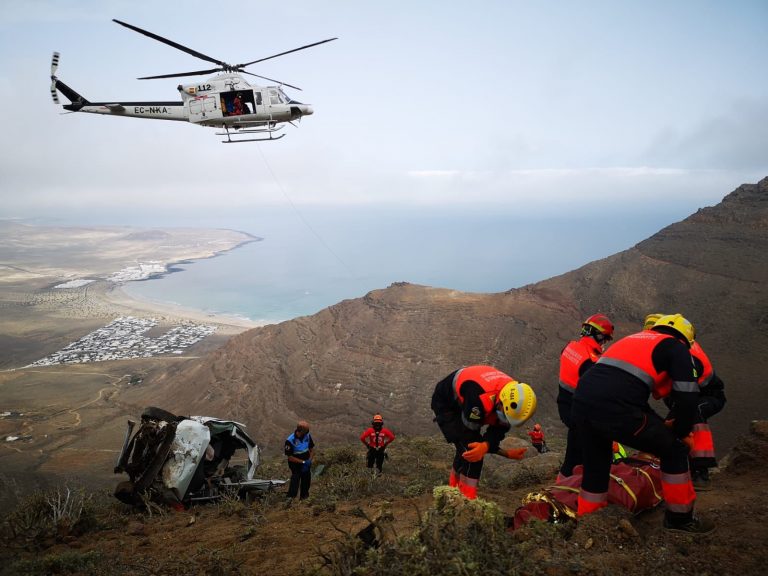 Fallece una mujer tras caer con su coche por el Risco de Famara