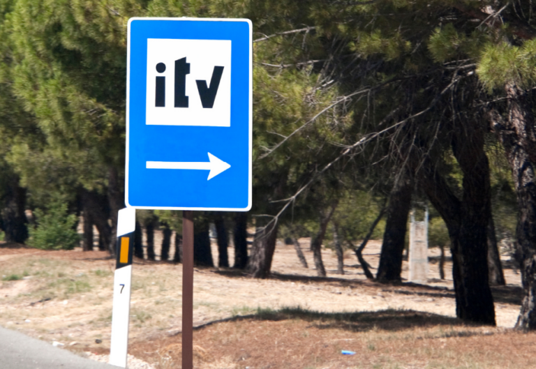 Condenado por falsificar la pegatina de la ITV, caducada desde hacía dos años
