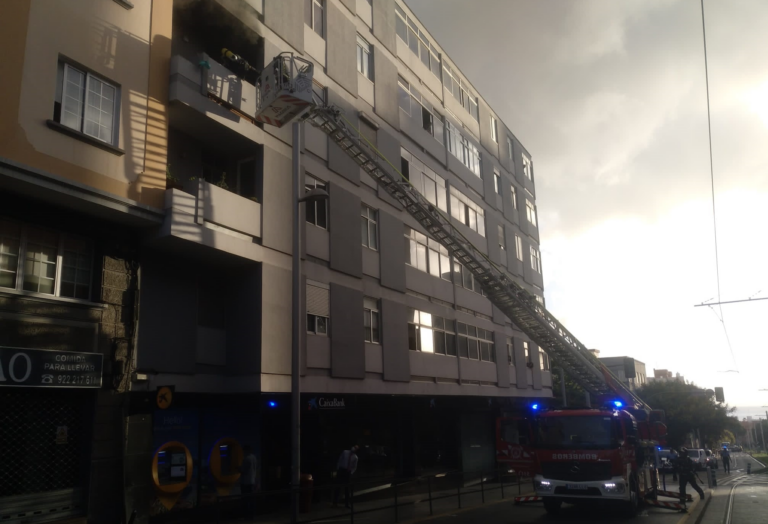 Cuatro personas evacuadas por el incendio de una vivienda en Santa Cruz de Tenerife