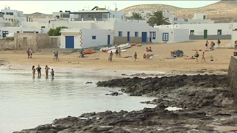 Entidades nacionales e internacionales exigen a La Graciosa romper con las tabaqueras