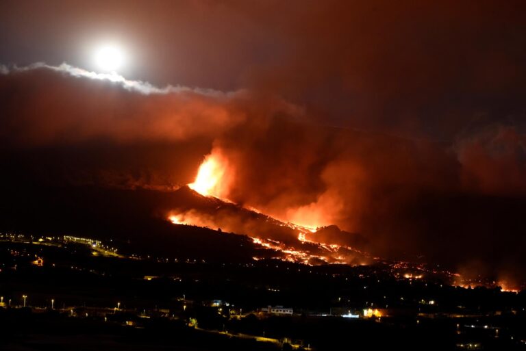 La lava de la erupción cubre 103 hectáreas y destruye 166 viviendas