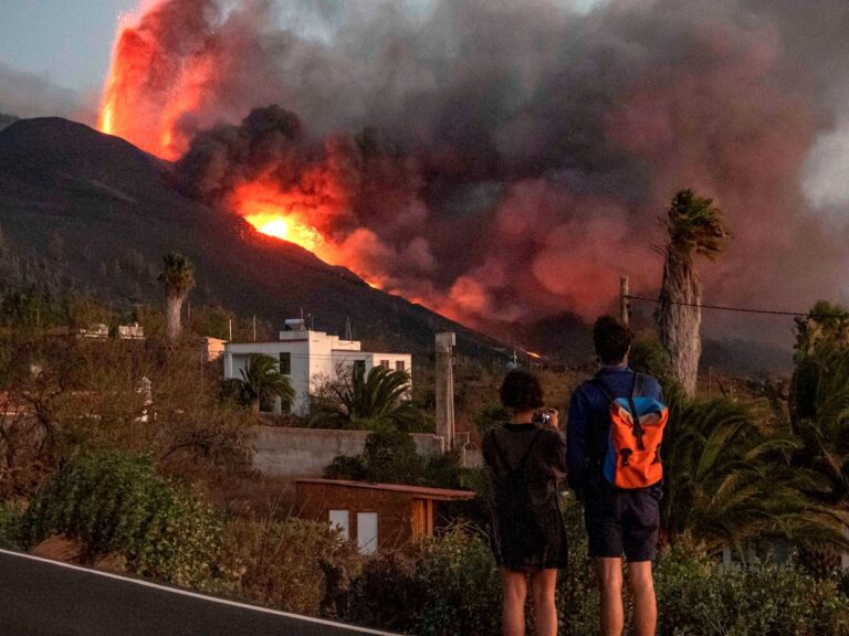El volcán destruye 855 edificaciones y más de 27 kilómetros de carreteras