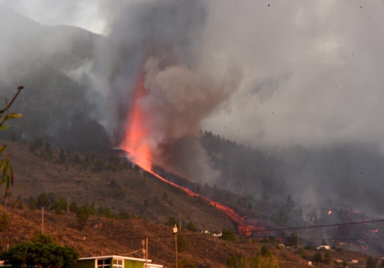 Las coladas del volcán de La Palma avanzan a 700 metros por hora y 1.075 º C