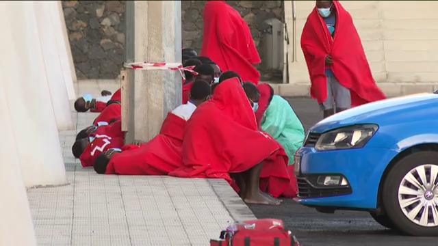Llegan dos cayucos a la isla de El Hierro con 92 migrantes a bordo