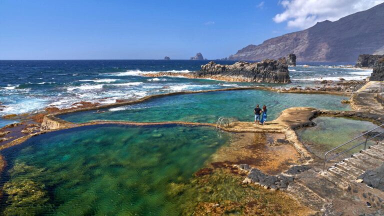 Auxilian a una bañista en apuros en la piscina de La Maceta, en El Hierro