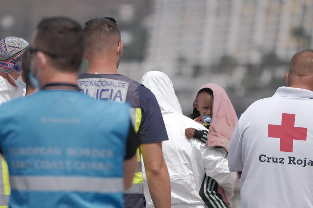 Salvamento desembarca en Gran Canaria a un bebé, siete mujeres y 17 hombres