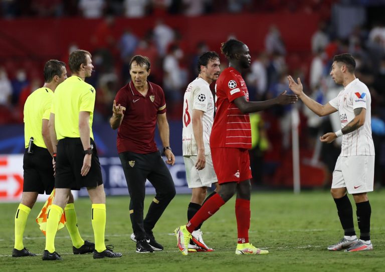 El Sevilla empata con tres penaltis en contra y un jugador menos (1-1)