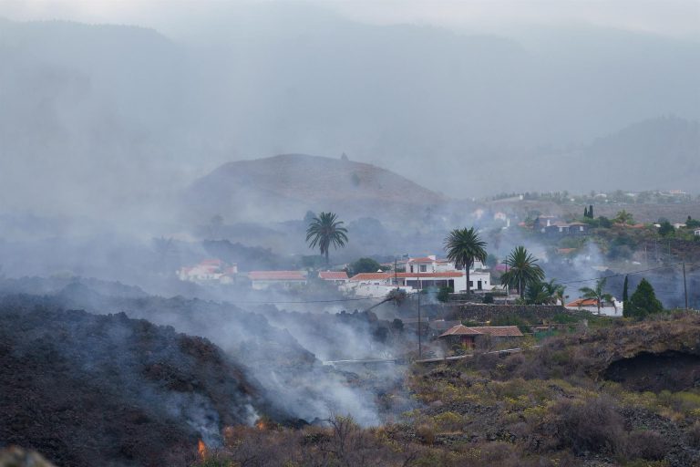 Las autoridades alertan de que la zona del volcán no es segura