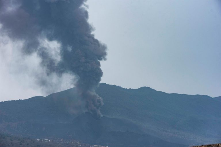 El volcán vuelve a rugir con intensidad con lava fluida y explosiones